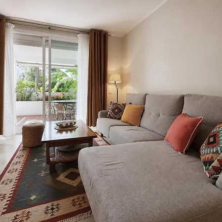 Elegant With Spectacular Garden And Pool In Costalita