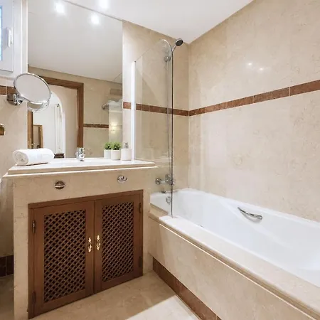 Elegant With Spectacular Garden And Pool In Costalita *